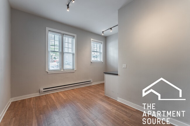 Building Photo - 511 W Belmont Ave
