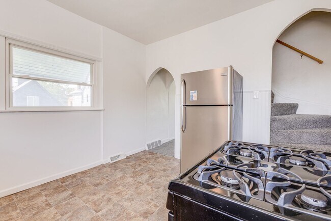 Building Photo - AVAILABLE AUGUST 2026 - 2 Bedroom Home w/ Original Layout!