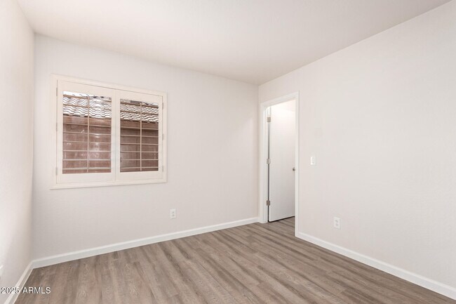 Building Photo - 11529 W Paradise Dr