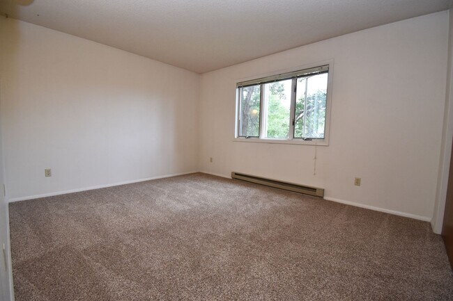 Building Photo - 2 Bedroom 1 Bath Centrally Located! Close ...