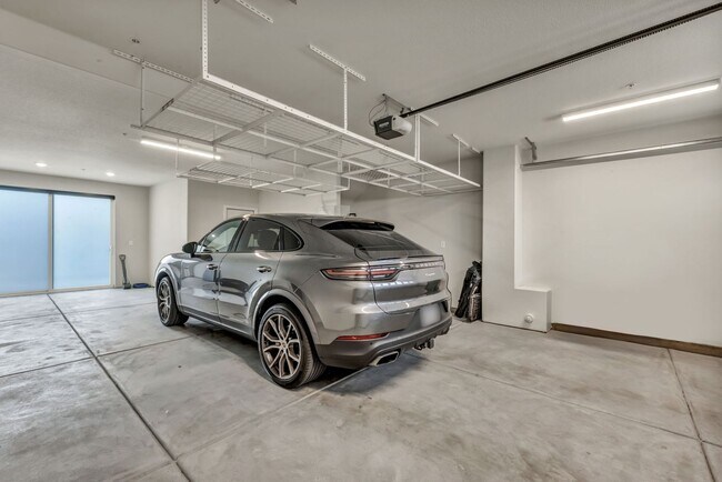 Building Photo - Fully Furnished Modern Townhome with utilities included and flexible lease options available
