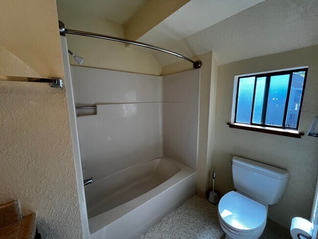 Building Photo - Charming Santa Cruz Townhouse: 3 Beds, 2.5...
