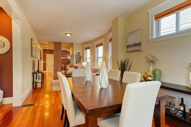 Building Photo - 98 Amory St