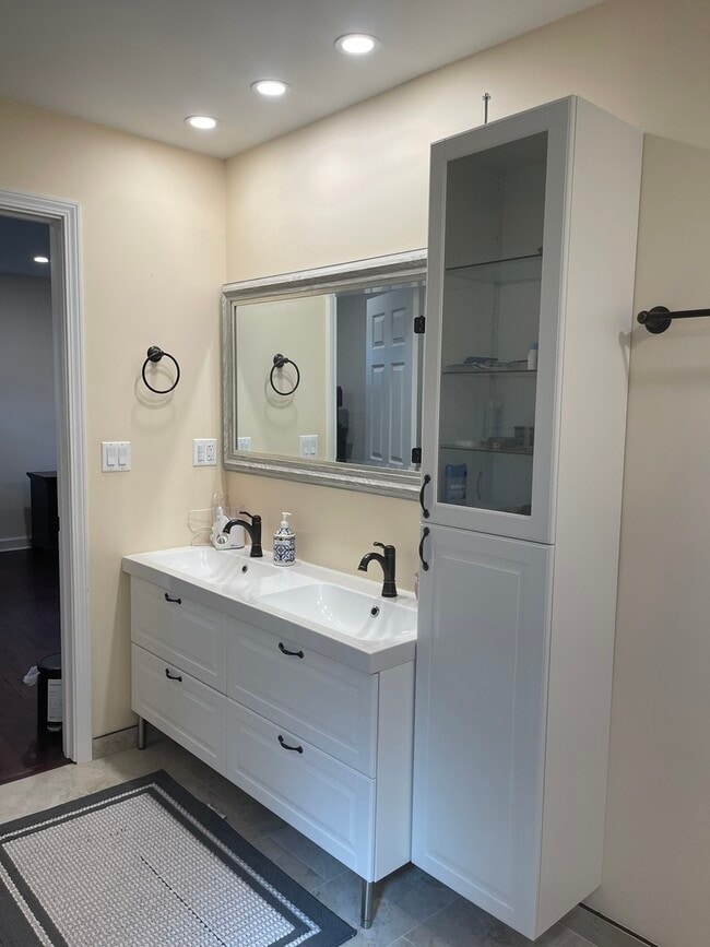 Building Photo - 1925 E Waverly Ln