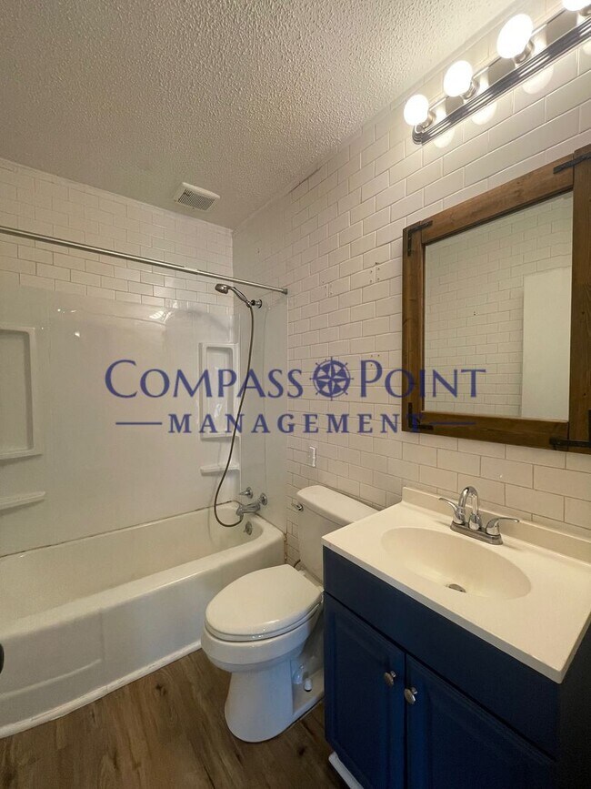 Building Photo - Spacious 3 bedroom and 1 bath house!