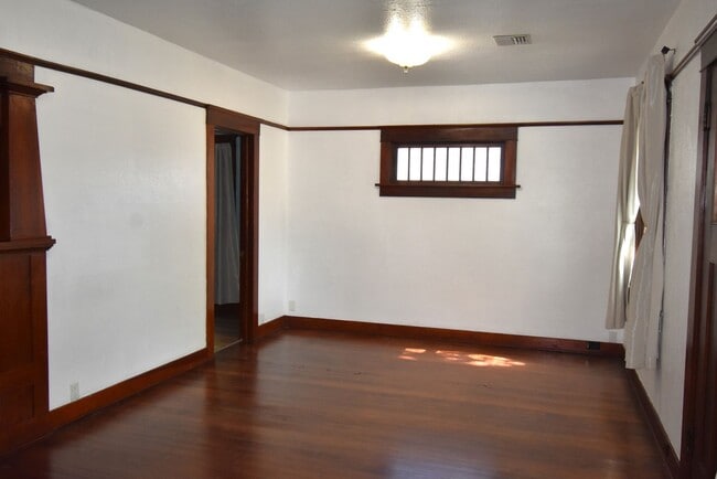 Building Photo - 586 1/2 Grove St