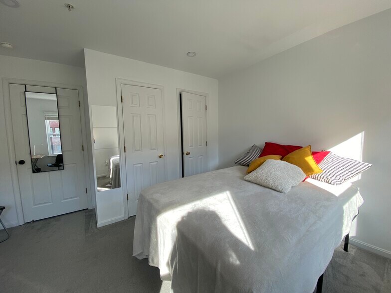 Building Photo - 1327 Belmont St NW