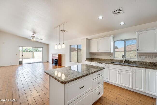 Building Photo - 4559 W Dailey St