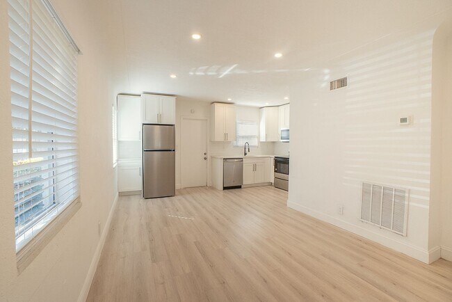 Building Photo - Charming 2 units building in Prime St. Pete Location