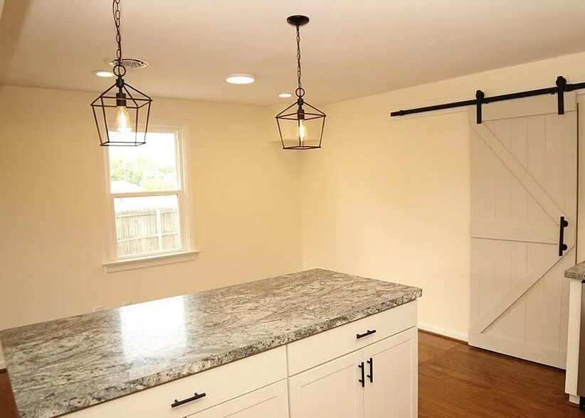 Building Photo - 7966 Kenmore Dr