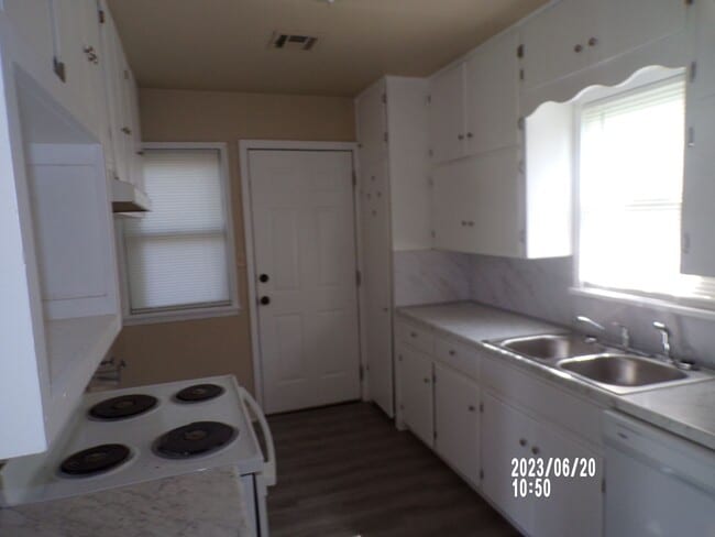 Building Photo - centrally located $200.00 off 1st  full month's rent