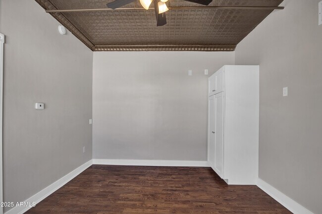 Building Photo - 5753 W Glendale Ave