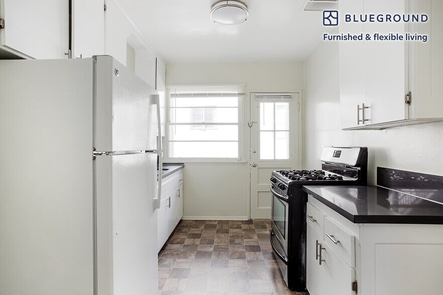 Building Photo - 605 Kelton Ave