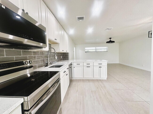 Building Photo - 19 Colonial Club Dr