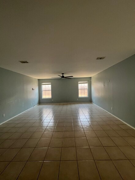 Large living room. - 1414 Denver