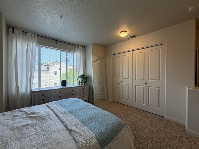 Building Photo - 10721 NE Gateway Pl