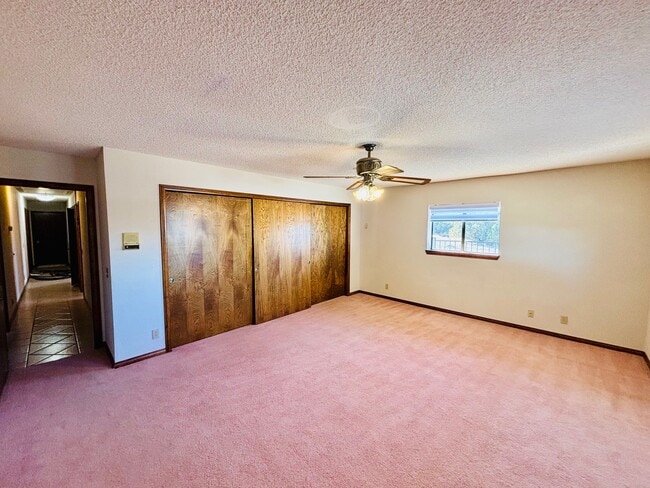 Building Photo - 527 Westlake Dr