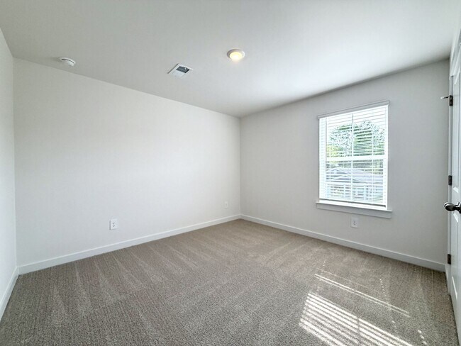 Building Photo - 2372 Meadowwood Dr