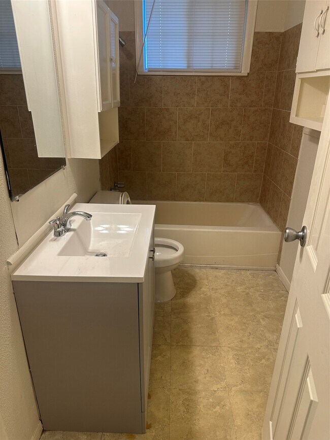 Building Photo - 9301 Chesterfield Dr