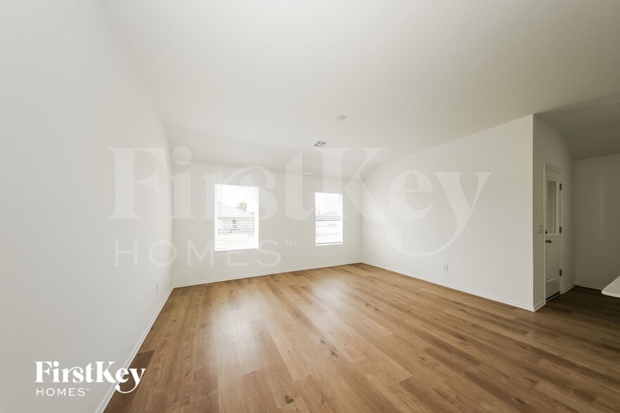 Building Photo - 437 Labelle Ln