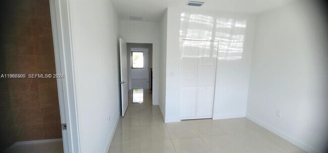 Building Photo - 110 NW 11th Ct