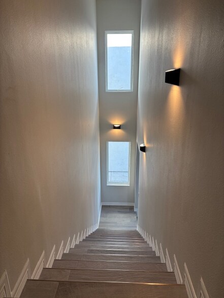 Building Photo - 1117 E Esperanza Ave