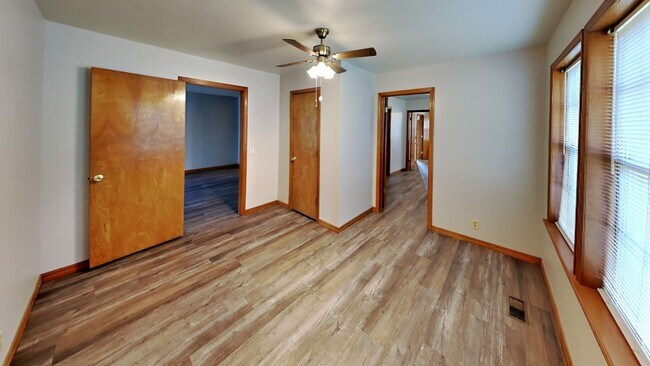 Building Photo - Welcome to this charming 3 bedroom, 1 bath...