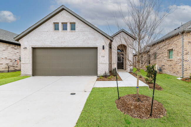 Building Photo - Spacious One-story floor plan