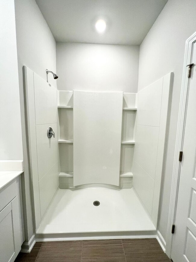 Building Photo - FOUR Bedrooms! SUPREME location! New & mov...