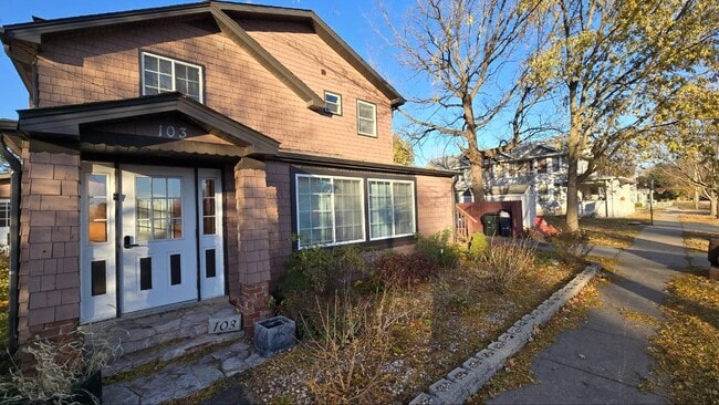 Primary Photo - Large 5-Bedroom Home with Backyard Pool, G...