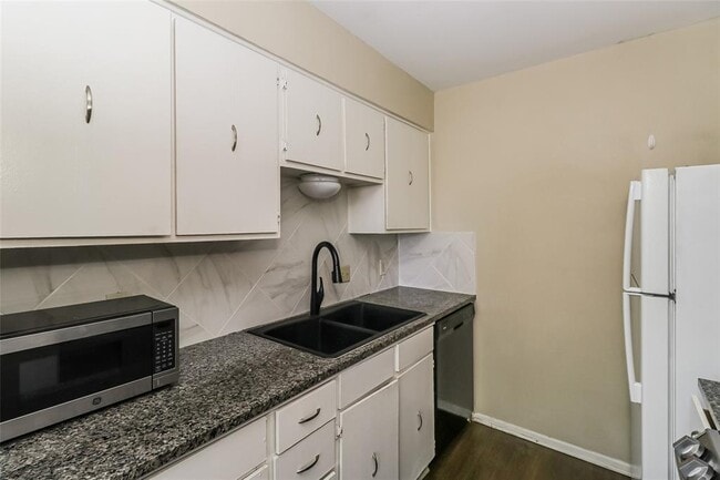 Building Photo - 500 E Riverside Dr