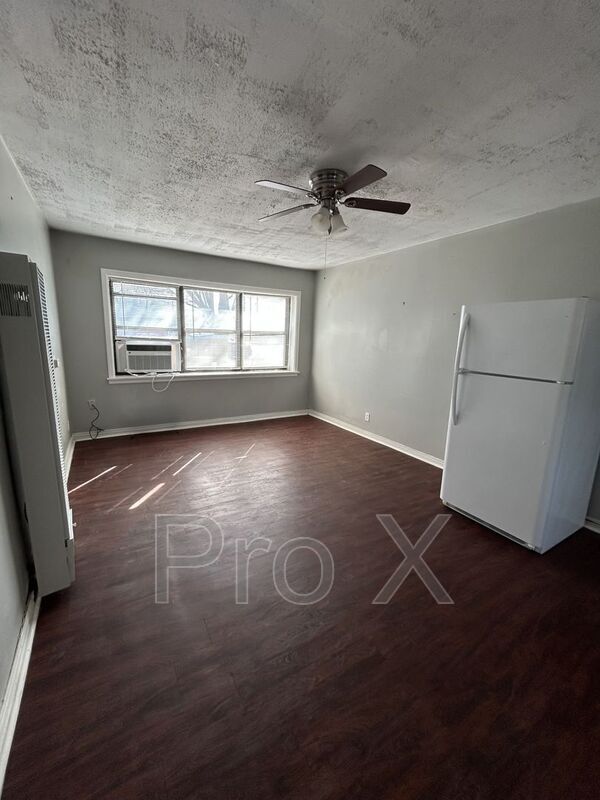 Building Photo - 126 E 13th St