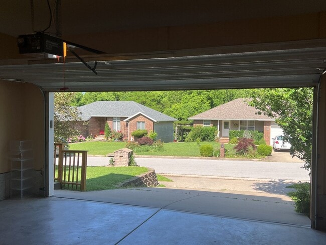 Building Photo - 4 Bedroom Home in SE Springfield!