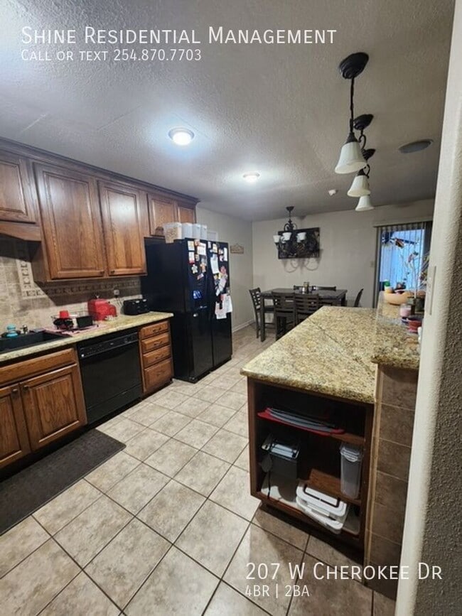 Building Photo - 207 W Cherokee Dr