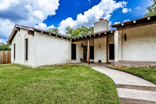 Building Photo - 1914 Rosewood Ln