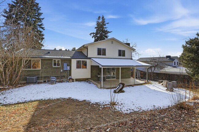 Building Photo - 5 bedroom, 3 bath home in desirable Arvada neighborhood.