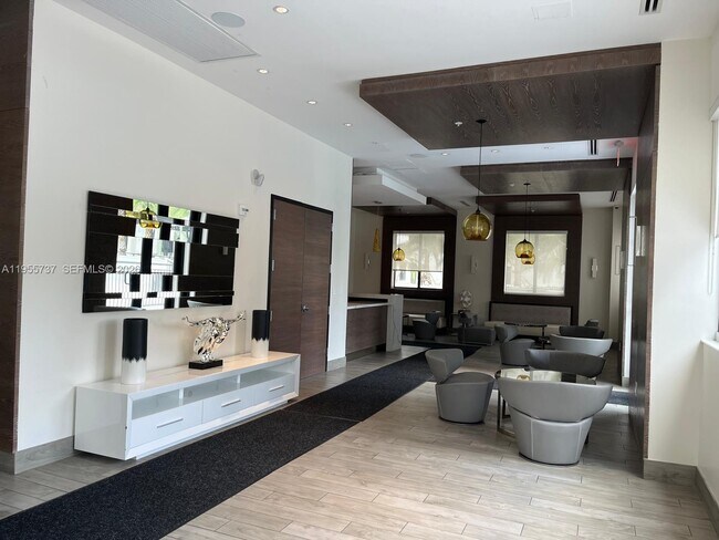 Building Photo - 999 SW 1st Ave