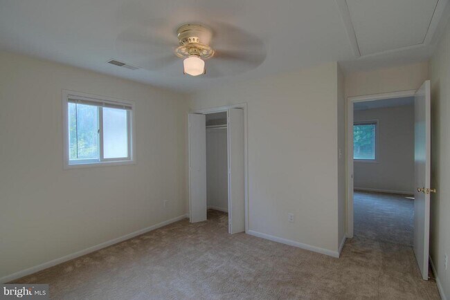 Building Photo - 5105 Shore Dr