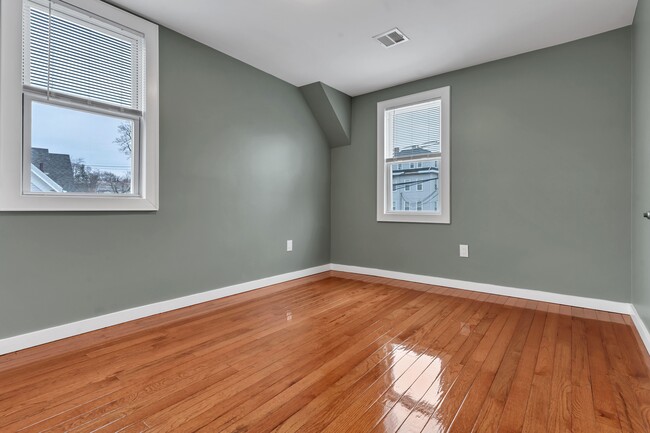 Building Photo - 11 Brett St