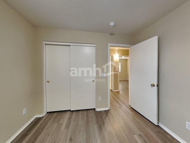 Building Photo - 443 S Sabrina