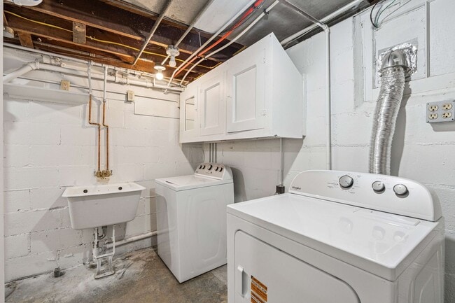 Building Photo - Cute 4 Bedroom 2 Bath Bungalow with a fenc...