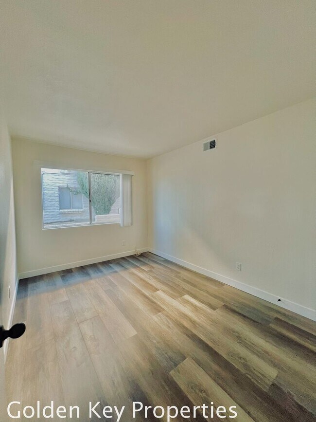 Building Photo - Welcome to this stunning duplex located in beautiful Bonsall!