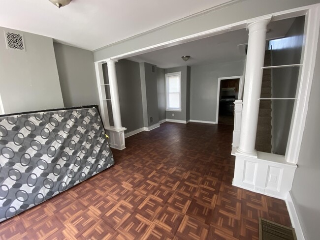 Building Photo - 1104 Baring St