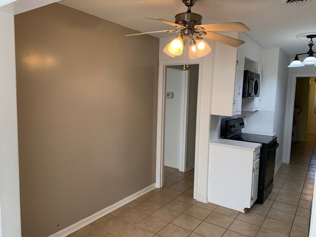 Building Photo - Convenient 3-Bed, 2.5-Bath James Island Co...