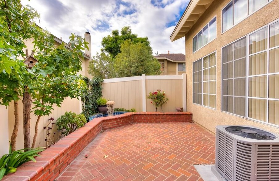 Building Photo - 26222 Fern Glen