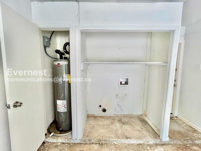 Building Photo - Limited Time Special Offer / 3 Bed, 2 Bath Home with Garage / Pet-Friendly / Available Now!