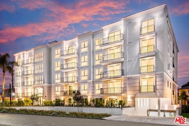 Building Photo - 320 N La Brea Ave