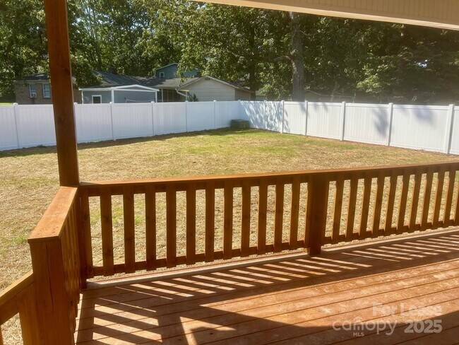 Building Photo - 725 Brookside Dr
