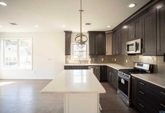 Building Photo - 5105 Meadowview Ave