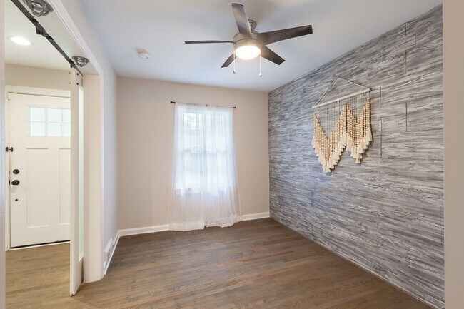 Building Photo - Renovated 3/2 w/ Fenced In Backyard and Co...